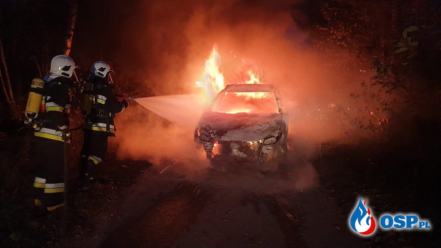 Pożar samochodu w Zarzeczu. Auto doszczętnie spłonęło. OSP Ochotnicza Straż Pożarna