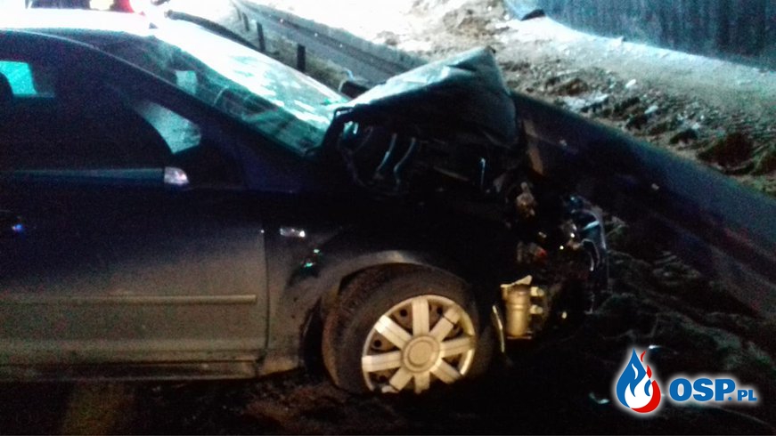 DK16 Naglady-Olsztyn, samochód osobowy uderzył w barierki OSP Ochotnicza Straż Pożarna