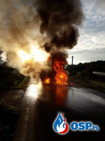Pożar samochodu w Nawojowej. Auto zapaliło się w trakcie jazdy. OSP Ochotnicza Straż Pożarna