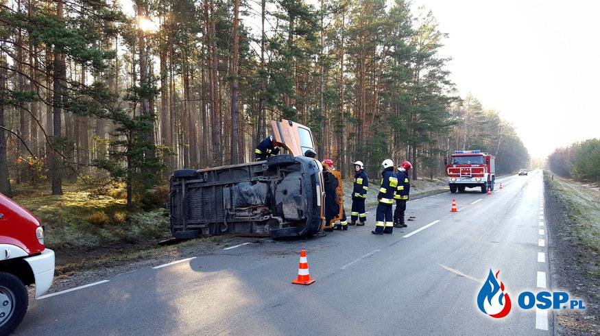 W piątek 11 grudnia około godz. 11.00 na drodze między Lipą a Zaklikowem samochód dostawczy wpadł w poślizg i wpadł do rowu. OSP Ochotnicza Straż Pożarna