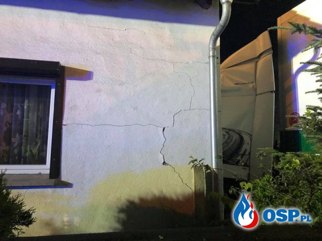 TIR w środku nocy wjechał w dom. Groźny wypadek w Pietraszowie. OSP Ochotnicza Straż Pożarna