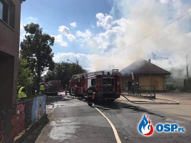 Pożar przychodni w Praszce. W akcji kilkanaście zastępów strażaków. OSP Ochotnicza Straż Pożarna