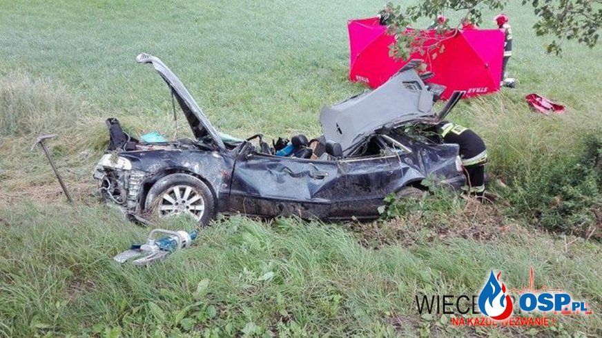 Wypadek na DW 241 koło Sępólna. Audi uderzyło w drzewo. OSP Ochotnicza Straż Pożarna