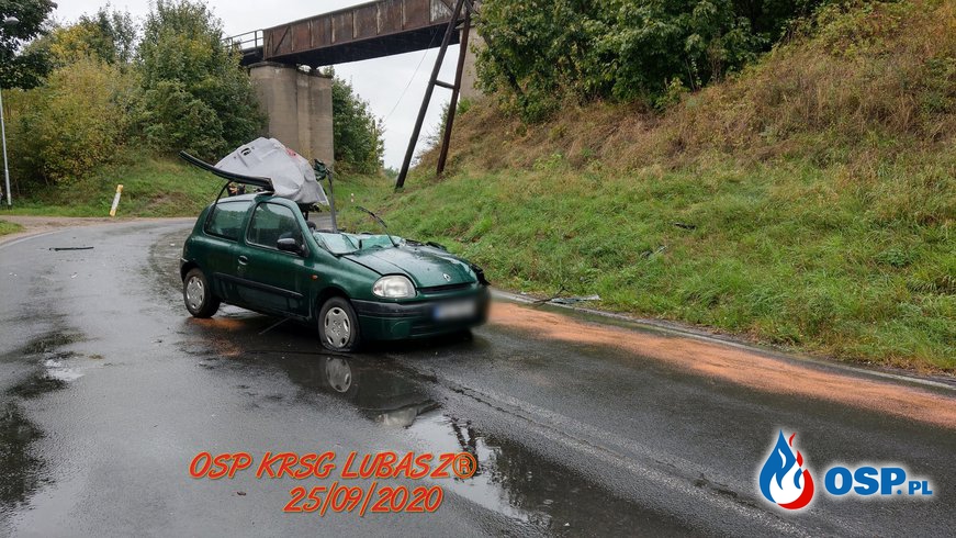Wypadek samochodu osobowego po zderzeniu z naczepą OSP Ochotnicza Straż Pożarna