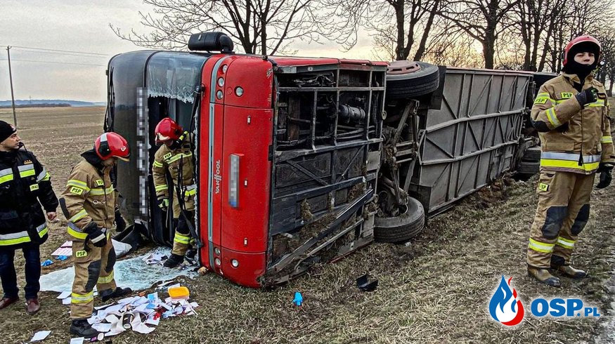 Wypadek autokaru z ukraińskimi uchodźcami. Pięć osób rannych, wśród nich dzieci. OSP Ochotnicza Straż Pożarna