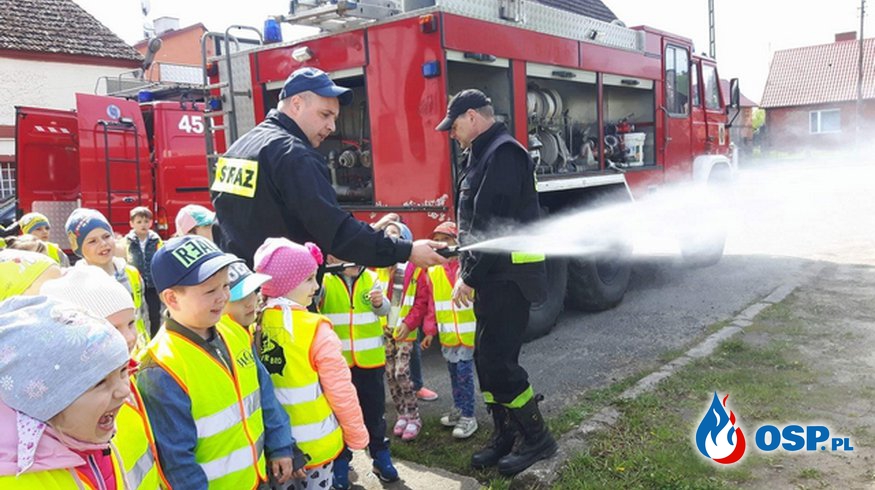Spóźniona relacja z wizyty przedszkolaków w remizie z okazji Dnia Strażaka. OSP Ochotnicza Straż Pożarna