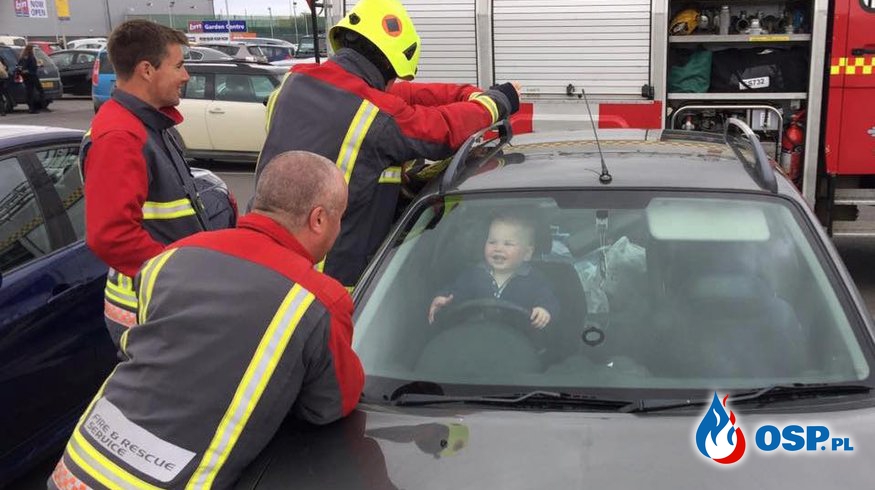 Chłopiec zatrzasnął się w aucie i śmiał się do ratujących go strażaków! OSP Ochotnicza Straż Pożarna