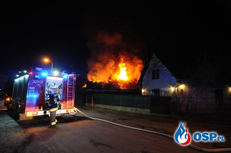 Pożar domu jednorodzinnego w Opolu. W akcji 8 zastępów strażaków. OSP Ochotnicza Straż Pożarna