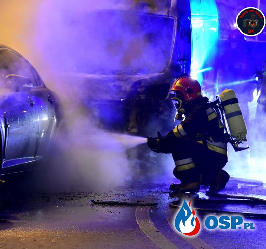 Nocny pożar w Warszawie. Spłonął samochód osobowy i auto dostawcze. OSP Ochotnicza Straż Pożarna