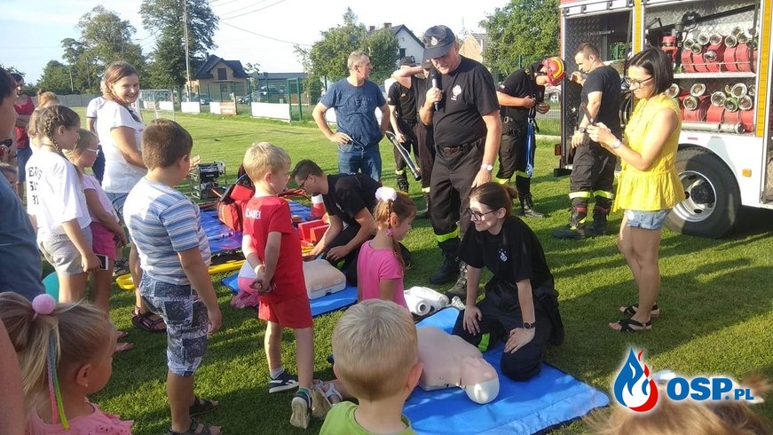 Pokaz strażacki na festynie - uczymy dzieci pierwszej pomocy OSP Ochotnicza Straż Pożarna