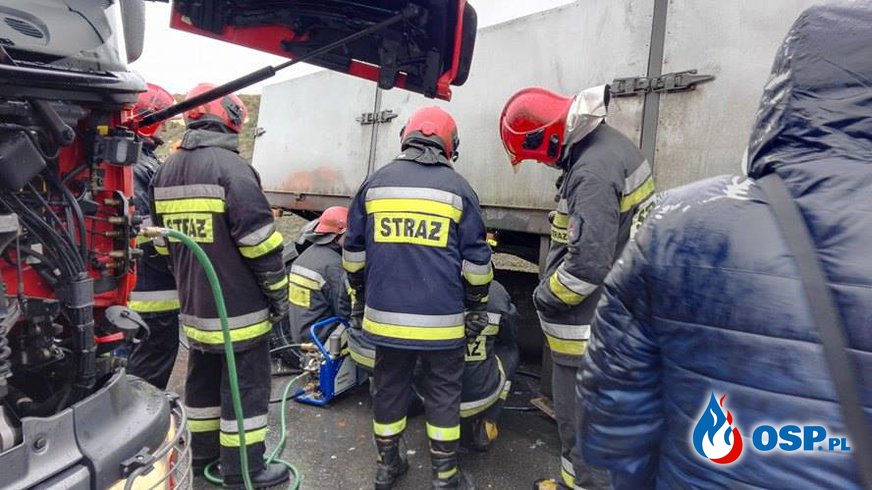 Czołowe zderzenie samochodu ciężarowego z osobówką !!! OSP Ochotnicza Straż Pożarna