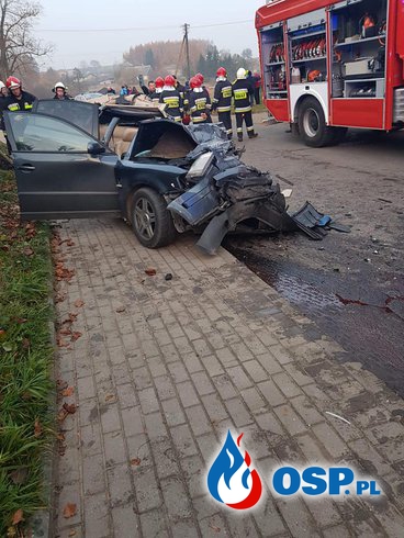 Czołowy wypadek samochodu osobowego z autobusem PKS. OSP Ochotnicza Straż Pożarna