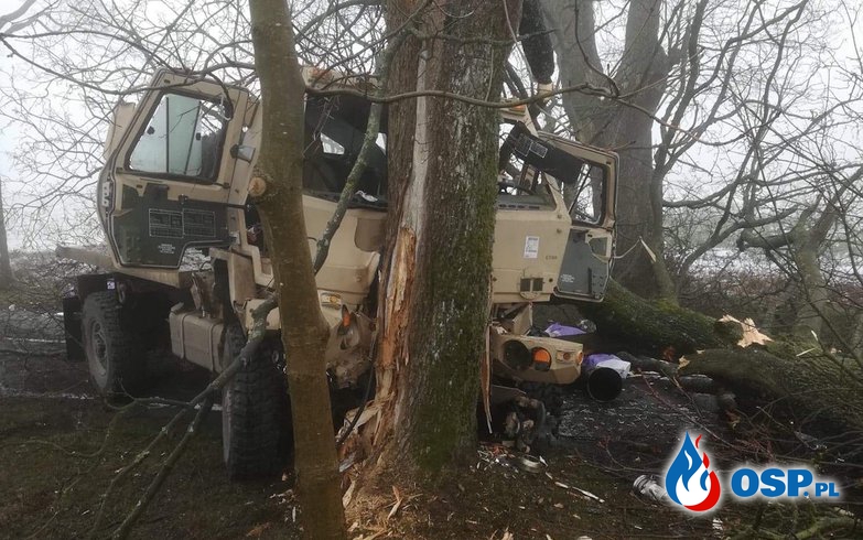 Kolejny wypadek amerykańskich żołnierzy w Polsce. Tym razem uderzyli w drzewo. OSP Ochotnicza Straż Pożarna