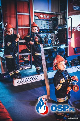 Druhowie, druhny i... maluchy na zdjęciach do strażackiego kalendarza OSP Ochotnicza Straż Pożarna