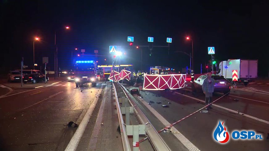 BMW rozpadło się po zderzeniu z latarnią. Zginęły trzy młode osoby. OSP Ochotnicza Straż Pożarna