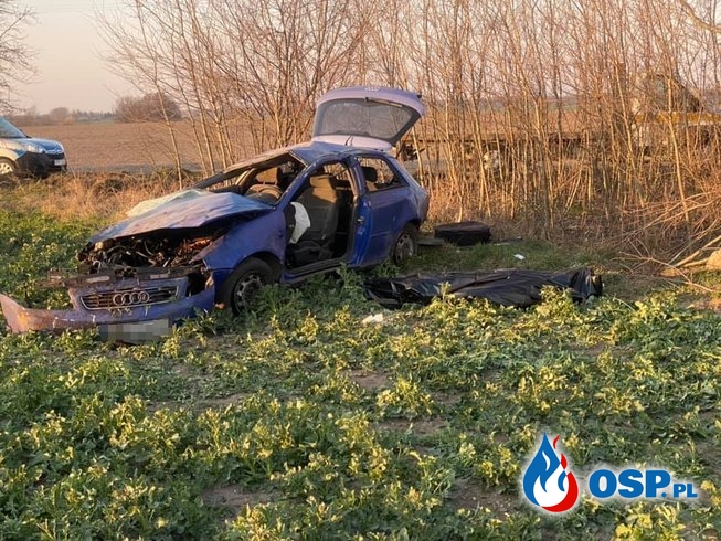 Audi koziołkowało, kierowca i pasażer wypadli z auta. Jeden z nich zginął. OSP Ochotnicza Straż Pożarna