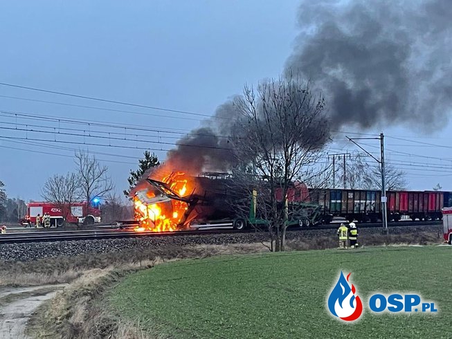 Pociąg uderzył w ciężarówkę, wybuchł pożar. Groźny wypadek na przejeździe kolejowym. OSP Ochotnicza Straż Pożarna