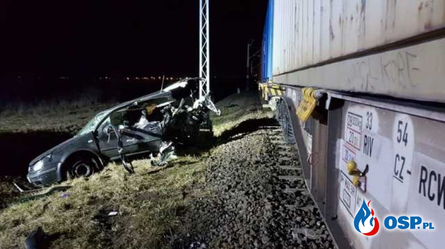 Pociąg towarowy uderzył w samochód. Tragiczny wypadek na przejeździe kolejowym. OSP Ochotnicza Straż Pożarna