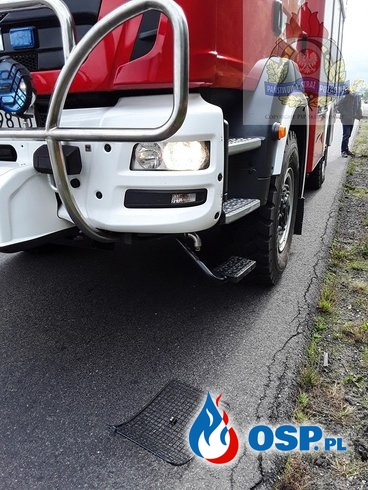 Wypadek strażaków OSP w drodze do zdarzenia. Kobieta trafiła do szpitala. OSP Ochotnicza Straż Pożarna