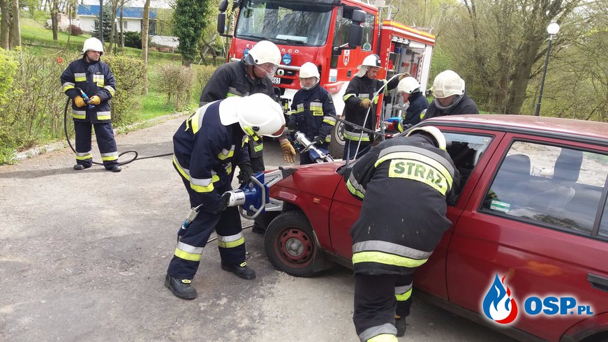 Pożar auta i wycinka poszkodowanej kobiety. OSP Ochotnicza Straż Pożarna
