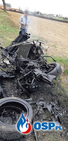 BMW rozpadło się po zderzeniu z ciężarówką. Kierowca osobówki zginął. OSP Ochotnicza Straż Pożarna