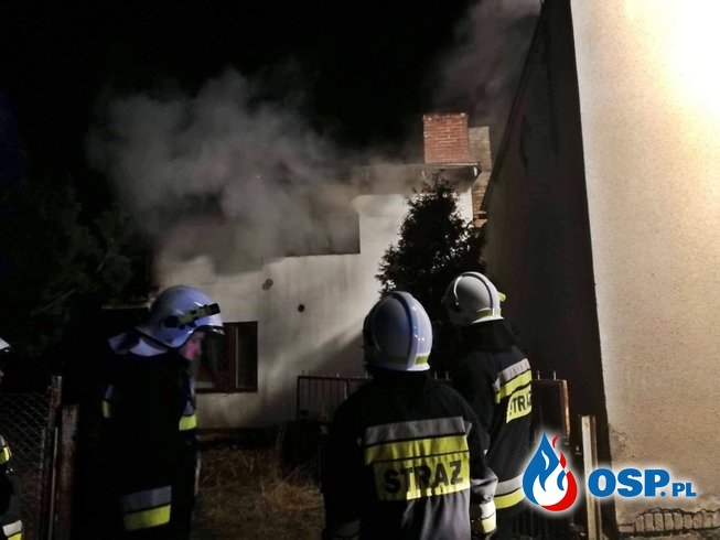Kobieta uciekła z płonącego domu do szopy. Tam znaleźli ją strażacy. OSP Ochotnicza Straż Pożarna