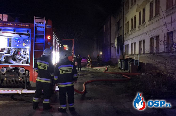 Nocny pożar budynku w Opolu. W akcji 4 zastępy strażaków. OSP Ochotnicza Straż Pożarna