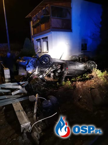 Pijany kierowca BMW staranował ogrodzenie i dachował. 23-latek miał ponad promil alkoholu. OSP Ochotnicza Straż Pożarna