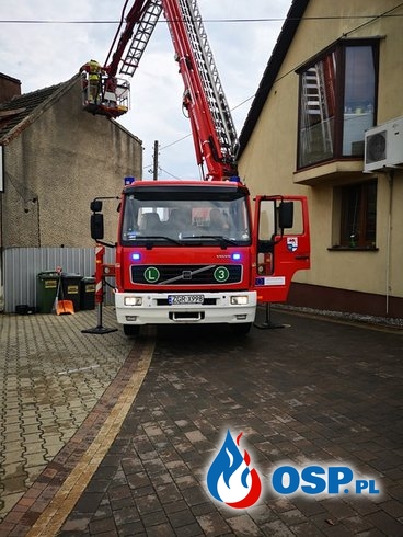 Piorun uderzył w dach budynku mieszkalnego OSP Ochotnicza Straż Pożarna