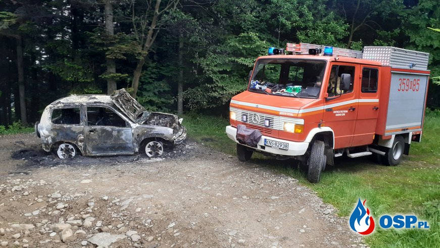 Auto terenowe stanęło w ogniu. Szybka akcja zapobiegła pożarowi lasu. OSP Ochotnicza Straż Pożarna