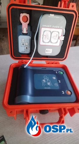 Zapoznanie się z nowym defibrylatorem. OSP Ochotnicza Straż Pożarna