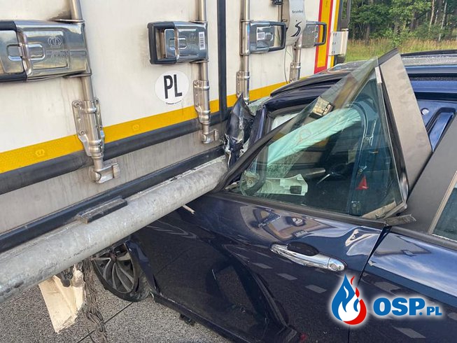 Samochód wbił się pod naczepę ciężarówki. Groźny wypadek na autostradzie A1. OSP Ochotnicza Straż Pożarna