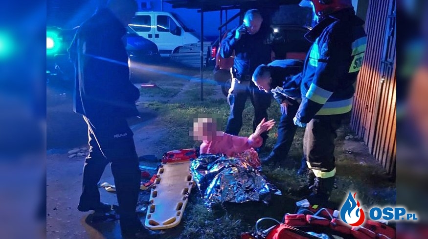 Policjanci wynieśli niepełnosprawną kobietę z płonącego mieszkania OSP Ochotnicza Straż Pożarna
