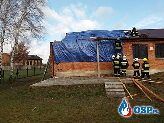 Kolejni strażacy poszkodowani przez wichurę. Wiatr zerwał dach remizy OSP Kłudzice. OSP Ochotnicza Straż Pożarna