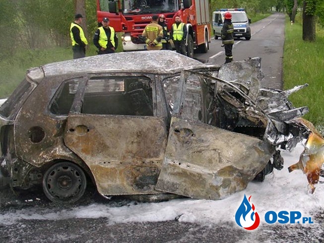 Tragiczny w skutkach błąd operatora 112? Auto po wypadku spłonęło, zginęła kobieta. OSP Ochotnicza Straż Pożarna