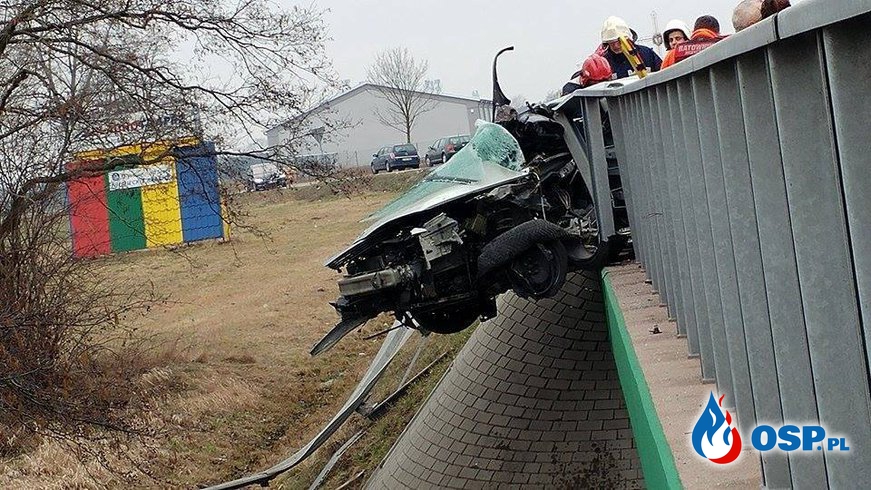 Trudna akcja w Przykonie. Samochód przebił barierę i zawisnął na moście. OSP Ochotnicza Straż Pożarna