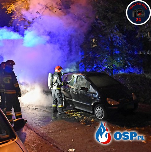 Nocny pożar na warszawskim Muranowie. Spłonęły dwa samochody. OSP Ochotnicza Straż Pożarna