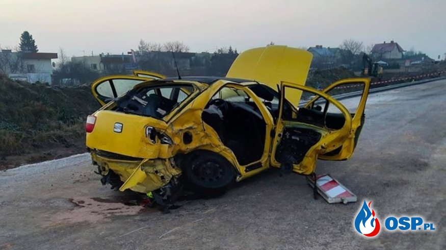 Dwie osoby zginęły w czołowym zderzeniu pod Kielcami. Auto wpadło w poślizg. OSP Ochotnicza Straż Pożarna