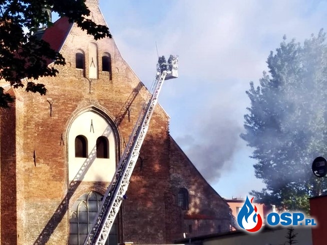 Pożar zabytkowego kościoła w Gdańsku. Ponad 100 strażaków strażaków w akcji. OSP Ochotnicza Straż Pożarna