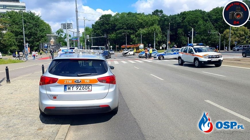 Wypadek nieoznakowanego radiowozu w centrum Warszawy. Ranni policjanci. OSP Ochotnicza Straż Pożarna
