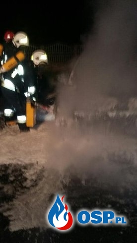 Nocna akcja gaśnicza. Spłonął zaparkowany samochód. OSP Ochotnicza Straż Pożarna