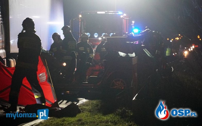 Jedna osoba zginęła w czołowym zderzeniu samochodu osobowego z ciężarówką OSP Ochotnicza Straż Pożarna