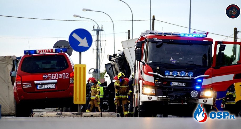 Zderzenie dwóch ciężarówek i osobówki. Na miejscu grupa ratownictwa chemicznego. OSP Ochotnicza Straż Pożarna
