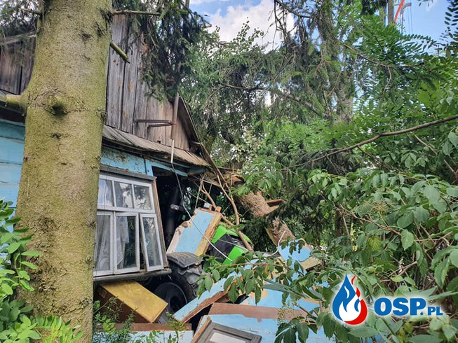 Traktor wjechał w drewniany dom. Budynek jest poważnie uszkodzony. OSP Ochotnicza Straż Pożarna