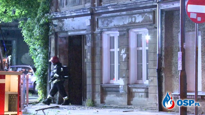 "Pali się, ludzie wstawać!" Rodzina z dzieckiem była uwięziona w płonącej kamienicy. OSP Ochotnicza Straż Pożarna