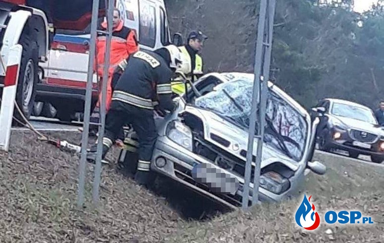 Czołowy wypadek osobówki z samochodem ciężarowym na DK51. OSP Ochotnicza Straż Pożarna