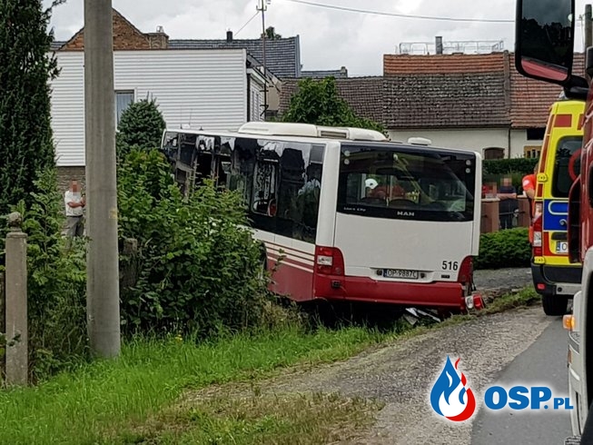 Autobus MZK staranował ogrodzenie. Kierowca i dwoje pasażerów w szpitalu. OSP Ochotnicza Straż Pożarna