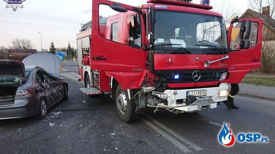 Wóz bojowy PSP zderzył się z samochodem. Strażacy jechali do wypadku. OSP Ochotnicza Straż Pożarna