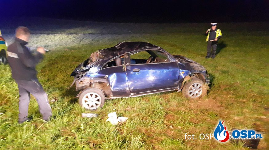Kierowany przez 17-latka ford wypadł z drogi i koziołkował. OSP Ochotnicza Straż Pożarna