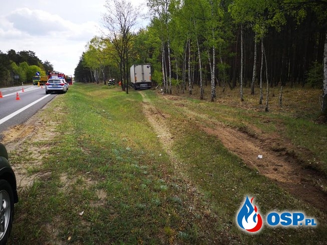 Ciężarówka wjechała w las. Kierowca trafił do szpitala. OSP Ochotnicza Straż Pożarna